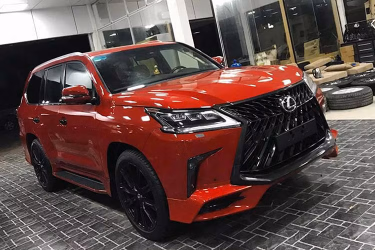 Chiếc xe sang Lexus LX570 đời 2008 sở hữu ngoại thất được độ lại theo phong cách Super Sport đời mới 2019. Với những ai không rành về dòng Lexus LX 570, chắn chắn sẽ lầm tưởng đây là chiếc LX 570 Super Sport mới đang có giá khoảng 10 tỷ đồng tại Việt Nam.