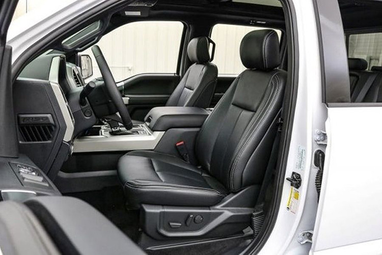 Hai tùy chọn Lariat Luxury Package và Technology Package bổ sung BLIS cho hệ thống móc kéo, tính năng khởi động từ xa, mở nắp thùng từ xa, cửa sổ trời hai tấm, điều khiển hành trình thích ứng với nút Stop/Start.