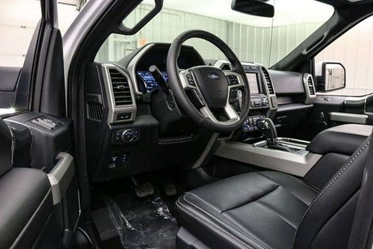 Cùng với gói LM650, để hoàn hảo hơn Ford F-150 từ đầu đã phải được trang bị gói Lariat Luxury Package và Technology Package từ Ford, khiến chiếc xe tải mạnh mẽ có giá lên tới 84.445 USD (khoảng 1,96 tỷ đồng).