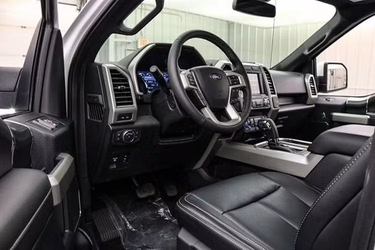 Cùng với gói LM650, để hoàn hảo hơn Ford F-150 từ đầu đã phải được trang bị gói Lariat Luxury Package và Technology Package từ Ford, khiến chiếc xe tải mạnh mẽ có giá lên tới 84.445 USD (khoảng 1,96 tỷ đồng).