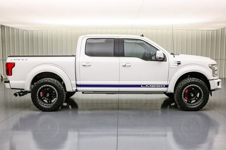 Cụ thể, mẫu siêu bán tải Ford F-150 được trang bị hệ thống ống xả chủ động và bộ nâng 2.0 inch với giảm xóc hiệu Fox, thảm bốn mùa cho thùng xe, cửa sổ màu, nắp đậy thùng xe gấp được, kẹp phanh màu đỏ, bánh xe kiểu khóa hạt và lốp xe địa hình BF Goodrich T/A K02 35 inch. 