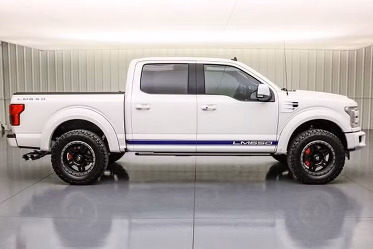 Cụ thể, mẫu siêu bán tải Ford F-150 được trang bị hệ thống ống xả chủ động và bộ nâng 2.0 inch với giảm xóc hiệu Fox, thảm bốn mùa cho thùng xe, cửa sổ màu, nắp đậy thùng xe gấp được, kẹp phanh màu đỏ, bánh xe kiểu khóa hạt và lốp xe địa hình BF Goodrich T/A K02 35 inch. 