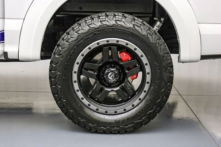 Một vài điểm nổi bật khác của gói LM650 là các lỗ khe hút gió trên vòm bánh xe được tích hợp đèn LED nổi bật, đệm lót mới cho bánh sau, các vòm bánh xe sơn màu thân xe, cặp hốc gió trên mui kiểu Shelby và vỏ cản trước off-road được tích hợp thêm đèn LED phụ trợ...