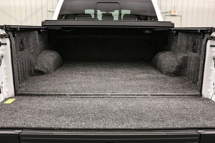 Ngoài ra chiếc Ford F-150 được nâng cấp tới 650 mã lực này còn sở hữu bậc bước lên thùng, định vị vệ tinh kích hoạt bằng giọng nói, bậc cửa hai bên có thể thu gọn lại, ghế xô thể thao và hệ thống camera 360 độ...