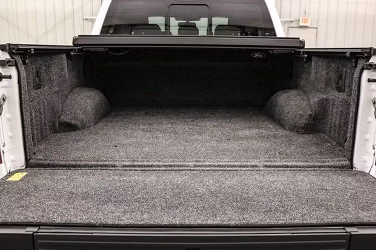 Ngoài ra chiếc Ford F-150 được nâng cấp tới 650 mã lực này còn sở hữu bậc bước lên thùng, định vị vệ tinh kích hoạt bằng giọng nói, bậc cửa hai bên có thể thu gọn lại, ghế xô thể thao và hệ thống camera 360 độ...