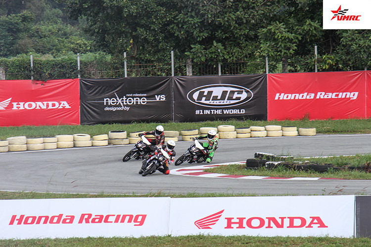 Ở hạng mục danh cho dòng xe máy Honda Blade 110, ở chặng 3 tay đua Phan Minh Phụng có khá nhiều lợi thế tìm kiếm thứ hạng cao khi liên tiếp dẫn đầu 2 chặng với điểm số tuyệt đối. Trong những lap đầu tiên, Minh Phụng chịu khá nhiều sức ép khi để Chí Hiếu vượt qua.