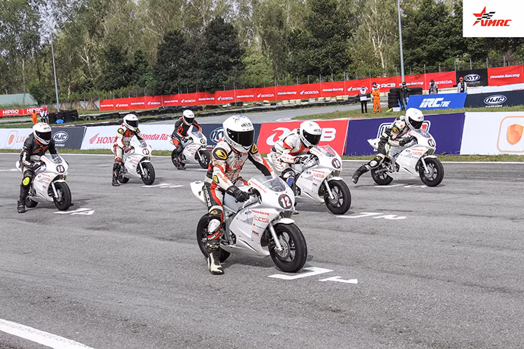 Trong hạng mục dành cho dòng xe NSF 100 đầu tiên, 4 tay đua bám sát nhau, cạnh tranh gay gắt cuộc chiến trở lên vô cùng khốc liệt , lợi thế lúc đầu thuộc về Minh Tú và Wiliam Vinh. Tuy nhiên, với sự bền bỉ kiên trì của mình Nguyễn Tôn Anh Phú xuất vươn lên vị trí dẫn đầu, mặc dù trước đó tay đua này gặp phải sự cố va chạm ngay từ ở những vòng đua đầu.