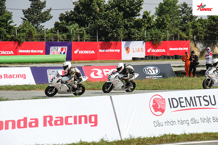 Trong khi đó, dù có lúc vươn lên giành được vị trí số 1 nhưng Minh Tú đã không bảo toàn được lợi thế và để Anh Phú vượt qua, ngậm ngùi cán đích ở vị trí thứ 3. Còn đứng ở vị trí thứ 2 ở hạng mục danh cho dòng xe NSF 100 thuộc về Trương Bảo.