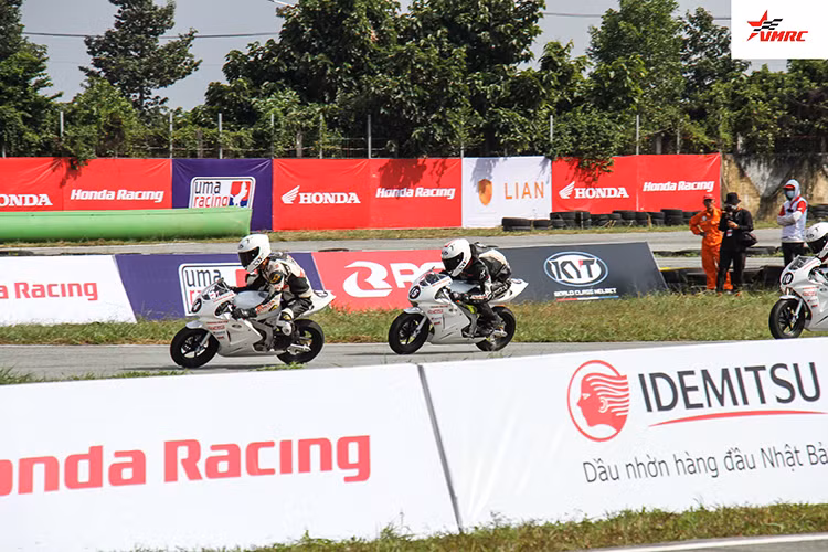 Trong khi đó, dù có lúc vươn lên giành được vị trí số 1 nhưng Minh Tú đã không bảo toàn được lợi thế và để Anh Phú vượt qua, ngậm ngùi cán đích ở vị trí thứ 3. Còn đứng ở vị trí thứ 2 ở hạng mục danh cho dòng xe NSF 100 thuộc về Trương Bảo.