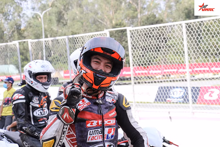 Tranh tài tại VMRC 2020 gồm có: 7 VĐV tranh tài hạng mục Vietnam Talent Cup, 12 VĐV tranh tài hạng mục Blade 110cc, 12 VĐV tranh tài hạng mục MSX125cc, 12 VĐV tranh tài hạng mục Winner 150cc, và tại nội dung của CLB là sự tranh tài của 11 VĐV đến từ 7 câu lạc bộ Wave độ Việt Nam. Các VĐV chính thức của mùa giải đều đã được cấp thẻ chứng nhận là hội viên của Liên đoàn Xe đạp Mô tô thể thao Việt Nam.