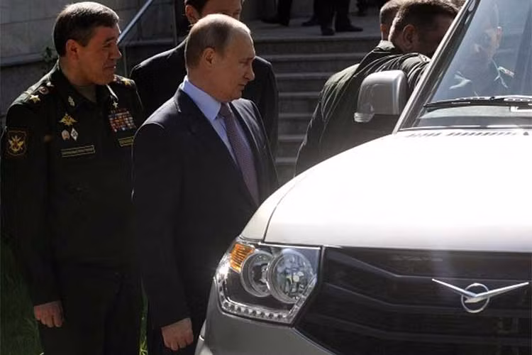Trong chuyến thăm Syria vừa qua của Tổng thống Nga Putin không có siêu sang bọc thép Mercedes-Maybach S600 Pullman đưa đón mà thay vào đó là chiếc xe SUV UAZ Patriot phiên bản dùng cho quân đội Nga.