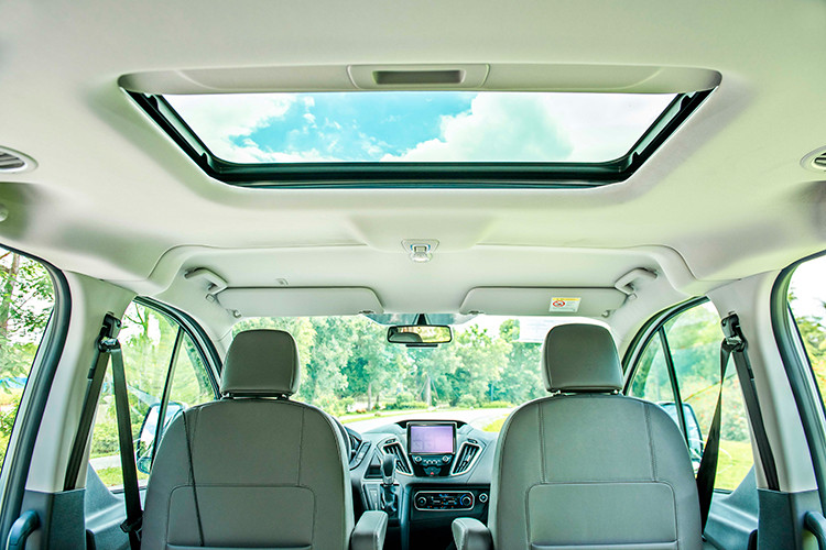 Ngoài ra, giữa hai phiên bản này cũng có một số khác biệt ở tính năng tiện nghi, an toàn như hệ thống kiểm soát hành trình Cruise Control, màn hình trung tâm kết nối đa phương tiện kích thước 7,7 inch, ghế lái điều khiển điện, nội thất bọc da, 6 túi khí, camera lùi, cảm biến va chạm trước... dành cho Ford Tourneo Titanium.