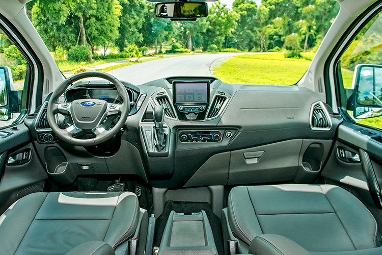 Bên trong cả hai phiên bản đều có 7 chỗ ngồi và hệ thống điều hoà tự động 2 vùng độc lập với hệ thống cửa gió đến từng vị trí ngồi. Thêm vào đó là các công nghệ an toàn chủ động tương đồng như hệ thống chống bó cứng phanh ABS, hệ thống phân phối lực phanh điện tử EBD, hệ thống hỗ trợ khởi hành ngang dốc HAC, hệ thống cân bằng điện tử ESP, cảm biến lùi và hệ thống chống trộm điện tử.