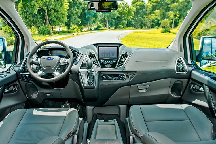 Bên trong cả hai phiên bản đều có 7 chỗ ngồi và hệ thống điều hoà tự động 2 vùng độc lập với hệ thống cửa gió đến từng vị trí ngồi. Thêm vào đó là các công nghệ an toàn chủ động tương đồng như hệ thống chống bó cứng phanh ABS, hệ thống phân phối lực phanh điện tử EBD, hệ thống hỗ trợ khởi hành ngang dốc HAC, hệ thống cân bằng điện tử ESP, cảm biến lùi và hệ thống chống trộm điện tử.