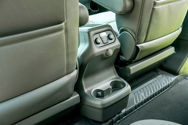 Về truyền động, cả hai phiên bản Ford Tourneo Titanium và Tourneo Trend mới đều được trang bị động cơ 4 xy-lanh 2.0L Ecoboost (tăng áp) cho công suất khoảng 198 mã lực tại 5500 vòng/phút và momen xoắn cực đại 300Nm tại 3.000 vòng/phút, đi kèm hộp số tự động 6 cấp (6AT).