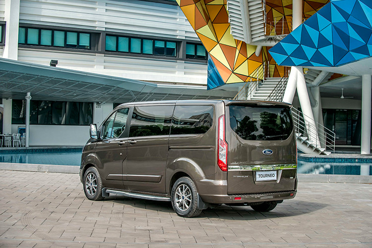 Ngoại hình của mẫu xe Ford Tourneo tại Việt Nam sẽ mang thiết kế không phải mới nhất như mẫu đang bán trên thế giới. Xe được trang bị hệ thống chiếu sáng xenon với projector, kết hợp đèn định vị và đèn hậu LED. Vành đúc hợp kim kích thước 16 inch. Đuôi xe vuông vắn với hai dải đèn báo kéo dài lên phía trên, tay nắm cửa sau được mạ crome kéo dài.