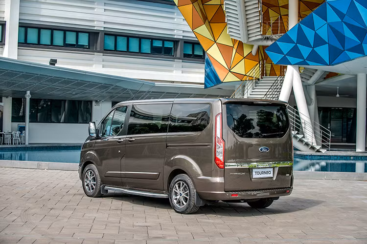 Ngoại hình của mẫu xe Ford Tourneo tại Việt Nam sẽ mang thiết kế không phải mới nhất như mẫu đang bán trên thế giới. Xe được trang bị hệ thống chiếu sáng xenon với projector, kết hợp đèn định vị và đèn hậu LED. Vành đúc hợp kim kích thước 16 inch. Đuôi xe vuông vắn với hai dải đèn báo kéo dài lên phía trên, tay nắm cửa sau được mạ crome kéo dài.