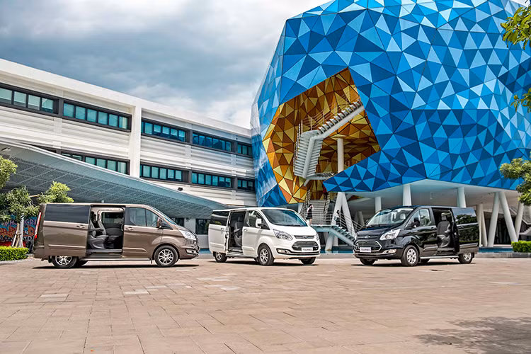 Như vậy, với những trang thiết bị khá đầy đủ và giá bán chỉ từ 999 triệu đồng, Ford Tourneo hứa hẹn sẽ mang đến một làn gió mới trong phân khúc xe đa dụng MPV tại Việt Nam đồng thời phả hơi nóng lên Peugeot Traveller hay Kia Sedona.