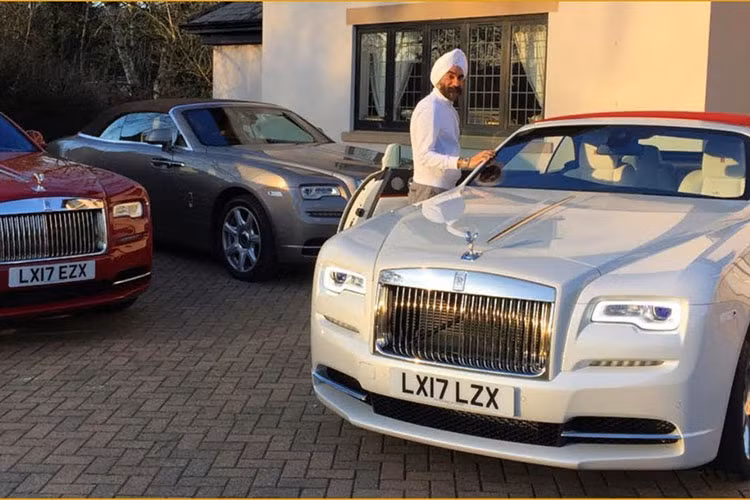 Ngoài ra, doanh nhân người Anh gốc Ấn Độ này còn đặt mua cả SUV siêu sang Rolls-Royce Cullinan "hàng độc" mới nhất trên thị trường hiện nay.