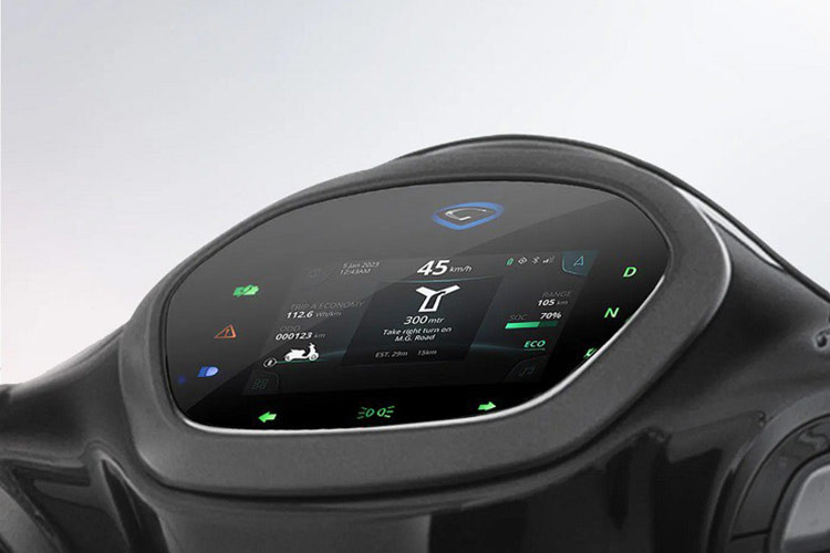 Ngoài ra, mẫu xe máy điện Bajaj Chetak 3201 này cũng được trang bị cụm đồng hồ TFT toàn phần được hiển thị đầy đủ các thông số cũng như chế độ lái, mức tiêu thụ pin hay quãng đường đi... kết nối trực tiếp được với smartphone.