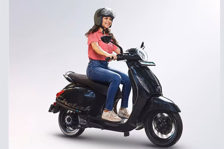  Bajaj Chetak 3201 Special Edition 2024 mới là phiên bản màu đặc biệt của mẫu xe máy điện đến từ Ấn Độ, được tích hợp những trang bị ấn tượng nhất.