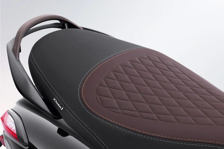 Ngoài việc hiển thị đầy đủ các thông số, cụm đồng hồ TFT của Chetak 3201 Special Edition còn được trang bị tính năng kết nối với smartphone qua bluetooth. Người sử dụng có thể thực hiện việc điều hướng với bản đồ hiển thị trực quan ngay trên cụm đồng hồ rất thuận tiện.