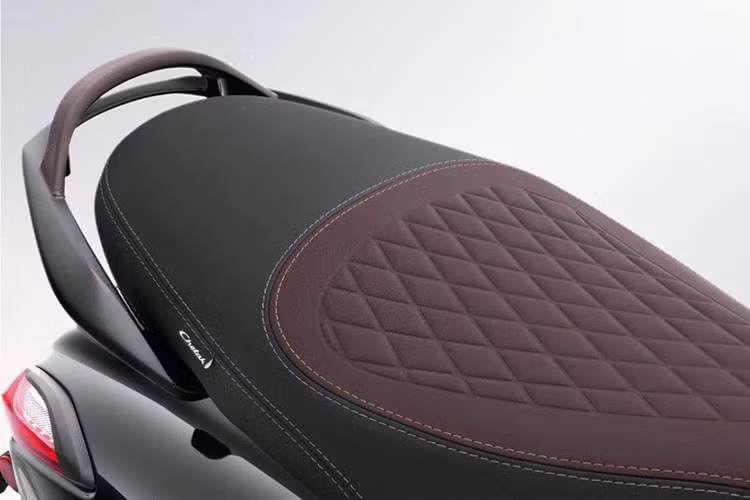 Ngoài việc hiển thị đầy đủ các thông số, cụm đồng hồ TFT của Chetak 3201 Special Edition còn được trang bị tính năng kết nối với smartphone qua bluetooth. Người sử dụng có thể thực hiện việc điều hướng với bản đồ hiển thị trực quan ngay trên cụm đồng hồ rất thuận tiện.