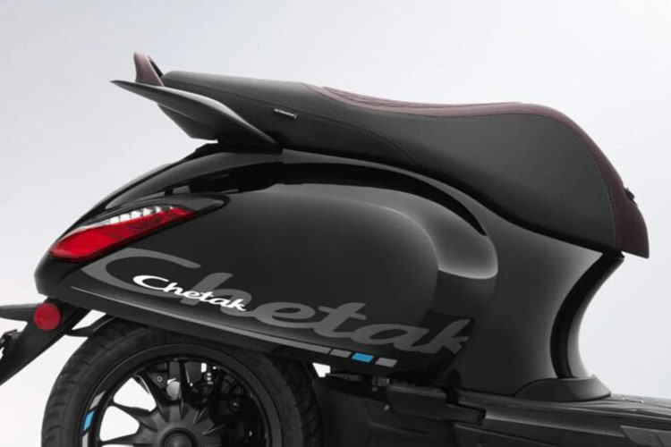 Chetak 3201 Special Edition vẫn được trang bị khối động cơ điện với tốc độ tối đa mà xe đạt được là 73 km/h. Xe có 2 chế độ lái là ECO và Sport và pin trang bị đi kèm sẽ cung cấp quãng đường vận hành tối đa tới 136 km cho một lần sạc.