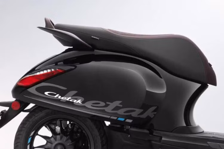 Chetak 3201 Special Edition vẫn được trang bị khối động cơ điện với tốc độ tối đa mà xe đạt được là 73 km/h. Xe có 2 chế độ lái là ECO và Sport và pin trang bị đi kèm sẽ cung cấp quãng đường vận hành tối đa tới 136 km cho một lần sạc.