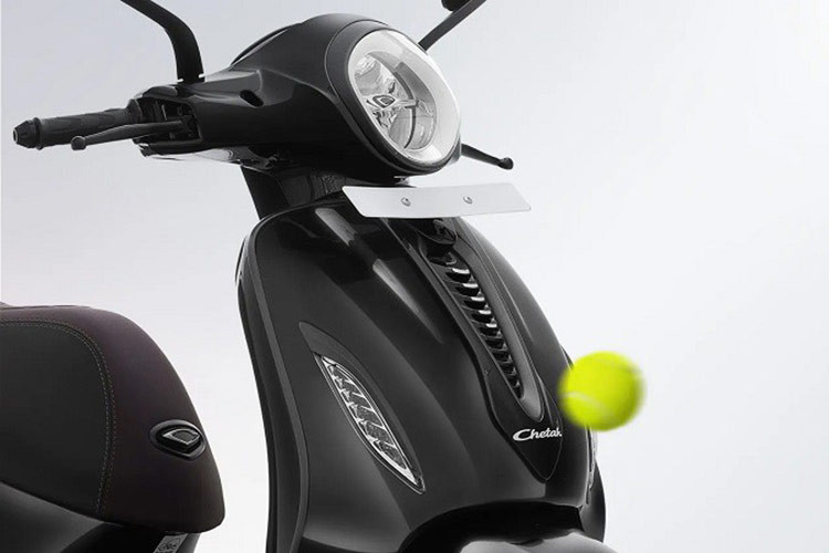 Xe sở hữu đèn pha bóng lớn đặt đầu xe với dải "cà vạt" chính giữa mặt nạ trước, và đèn xi nhan được xếp hai bên cạnh. Tất cả hệ thống chiếu sáng trên xe đều sử dụng công nghệ LED hiện đại.