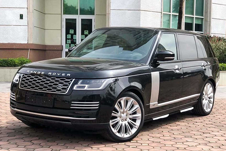 Mẫu xe SUV hạng sang Range Rover Autobiography LWB 2019 thuộc hiên bản nâng cấp facelift mới nhất của dòng Range Rover thế hệ thứ 4, với nhiều điểm đổi mới ở ngoại thất, như cụm đèn pha Pixel-laser LED mới, lưới tản nhiệt ‘’kim cương’’ tạo chiều sâu, cản trước được thiết kế lại với một nan chrome bên dưới.