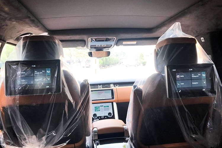 Range Rover Autobiography LWB 2019 sử dụng động cơ xăng V8 dung tích 5.0L siêu nạp (supercharged) cho công suất tối đa 518 mã lực có được tại 6.000 v/p và mô-men xoắn cực đại đạt 625 Nm tại dải vòng tua 2.500 đến 5.500 v/p, đủ để chiếc SUV tăng tốc từ 0 -100 km/h trong khoảng thời gian dưới 6 giây và đạt tốc độ tối đa 225 km/h.