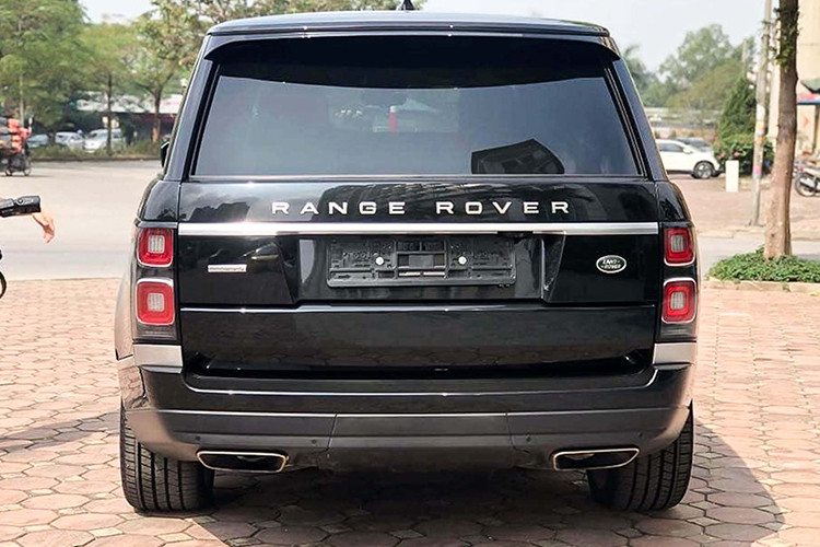 So với phiên bản tiêu chuẩn, Land Rover Range Rover phiên bản trục cơ sở dài LWB mới này được kéo dài trục cơ sở thêm 220 mm so với bản thông thường (5.000 x 1.990 x 1.840 mm), điều này nhằm gia tăng diện tích mang lại không gia cabin rộng rãi hơn cho các chủ nhân.