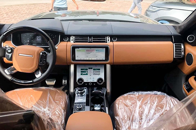 Nội thất Range Rover 2019 sở hữu 2 màn hình 10 inch Infortainment Touch Pro Duo đa kết nối, màn hình hỗ trợ lái kỹ thuật số 12 inch phía sau vô lăng hiển thị đầy đủ các thông số vận hành liên quan.