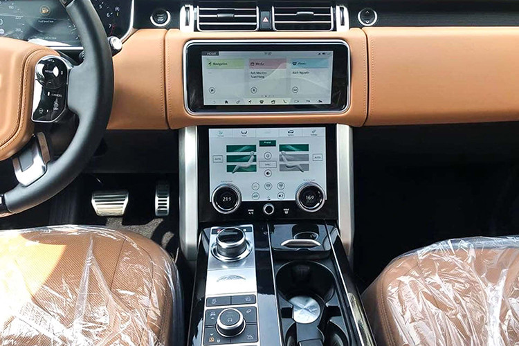Theo phía đơn vị nhập khẩu cho biết xe nhập về là phiên bản full options với nhiều trang bị đi kèm như đèn trang trí nội thất, cửa sổ trời toàn cảnh, camera 360 độ, dàn âm thanh Meridian cao cấp 19 loa, cửa sổ trời toàn cảnh, bậc lên xuống cửa thụt thò, cửa hít, ghế lái chỉnh điện 24 hướng,...