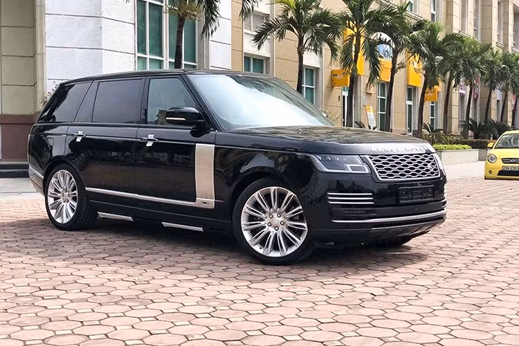 Range Rover bản Autobiography LWB 2019 mới khá hiếm tại Việt Nam với số lượng xe đưa về nước không quá 5. Tại Mỹ, phiên bản Autobiography LWB có giá bán khởi điểm từ 148.595 USD, mẫu xe trong bài viết đang được đại lý chào giá 13 tỷ đồng, đây là một sự lựa chọn chơi SUV sang dành cho các ‘’đại gia’’ Việt.