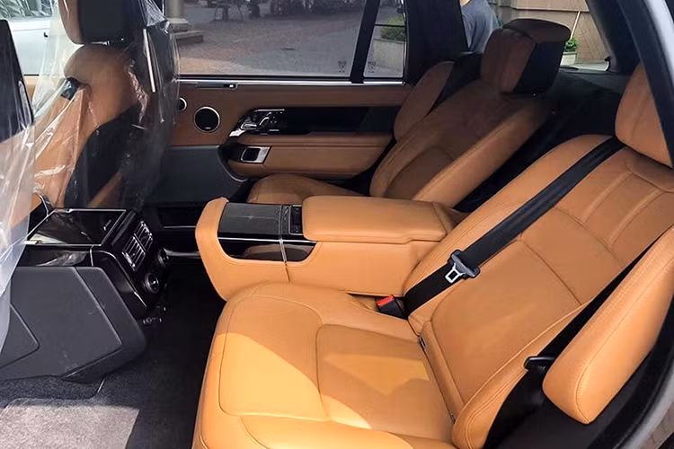 Theo Land Rover, động cơ V8 5.0L siêu nạp này ‘’uống’’ khoảng 13 lít xăng/100 km trên đường hỗn hợp. Xe sử dụng hộp số tự động 8 cấp (8AT) và hệ dẫn động bốn bánh toàn thời gian (AWD) tiêu chuẩn với nhiều chế độ lái khác nhau. Trang bị an toàn cho xe được nâng cấp khá hiện đại.