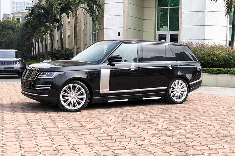 Nhìn chung, mẫu SUV hạng sang Range Rover 2019 bản nâng cấp này mang thiết kế cao cấp hơn nhưng tổng thể vẫn không có nhiều thay đổi. Là một trong 10 phiên bản của dòng Range Rover 2019, phiên bản Autobiography LWB chỉ thua kém 2 phiên bản cao cấp hàng đầu là: SV Autobiography Dynamic và SV Autobiography LWB.