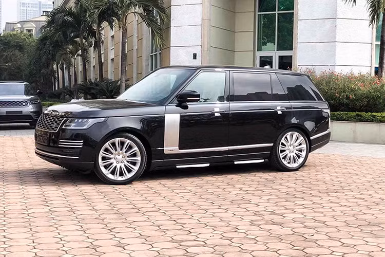 Nhìn chung, mẫu SUV hạng sang Range Rover 2019 bản nâng cấp này mang thiết kế cao cấp hơn nhưng tổng thể vẫn không có nhiều thay đổi. Là một trong 10 phiên bản của dòng Range Rover 2019, phiên bản Autobiography LWB chỉ thua kém 2 phiên bản cao cấp hàng đầu là: SV Autobiography Dynamic và SV Autobiography LWB.