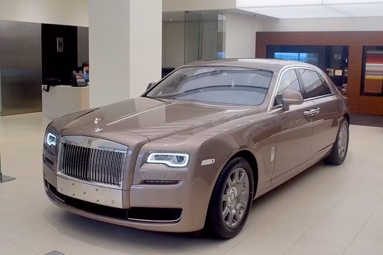 Rolls-Royce Ghost sử dụng động cơ V12, tăng áp kép, dung tích 6,6 lít, sản sinh công suất tối đa 562 mã lực và mô-men xoắn cực đại 780 Nm. Kết hợp cùng hộp số tự động ZF 8 cấp, chiếc xe siêu sang nặng 2,5 tấn mất khoảng 5 giây để tăng tốc lên 100 km/h từ vị trí xuất phát trước khi đạt vận tốc tối đa 250 km/h.