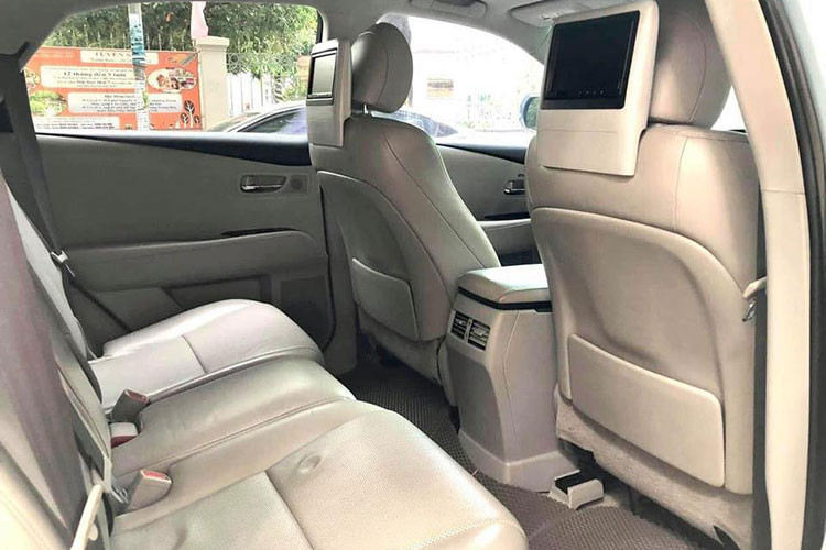 Lexus RX 350 đời 2010 được trang bị động cơ hút khí tự nhiên 3.5L V6, 24 van DOHC, tạo ra công suất tối đa 275 mã lực tại 6.200 vòng/phút và mô-men xoắn cực đại 348 Nm tại 4.700 vòng/phút. Đi kèm với động cơ trên là hộp số tự động 6 cấp và hệ thống dẫn động 4 bánh toàn thời gian AWD.