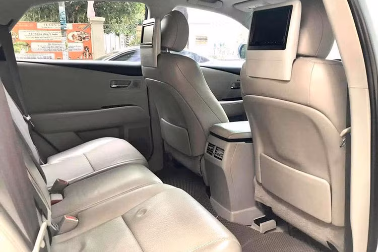 Lexus RX 350 đời 2010 được trang bị động cơ hút khí tự nhiên 3.5L V6, 24 van DOHC, tạo ra công suất tối đa 275 mã lực tại 6.200 vòng/phút và mô-men xoắn cực đại 348 Nm tại 4.700 vòng/phút. Đi kèm với động cơ trên là hộp số tự động 6 cấp và hệ thống dẫn động 4 bánh toàn thời gian AWD.