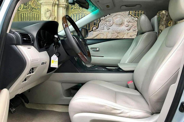 Hàng ghế sau cũng được nâng cấp hệ thống giải trí với hai màn hình riêng biệt. Ngoài ra xe cũng có những trang bị tiêu chuẩn khác như hệ thống khởi động bằng nút bấm tích hợp với chìa khóa thông minh, hệ thống điều hòa 2 vùng độc lập tích hợp hốc gió cho hàng ghế sau, cửa sổ trời, cốp sau chỉnh điện …