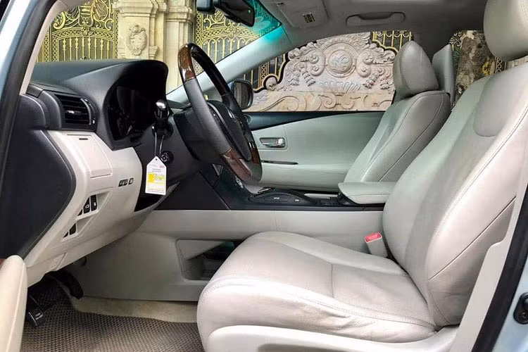 Hàng ghế sau cũng được nâng cấp hệ thống giải trí với hai màn hình riêng biệt. Ngoài ra xe cũng có những trang bị tiêu chuẩn khác như hệ thống khởi động bằng nút bấm tích hợp với chìa khóa thông minh, hệ thống điều hòa 2 vùng độc lập tích hợp hốc gió cho hàng ghế sau, cửa sổ trời, cốp sau chỉnh điện …