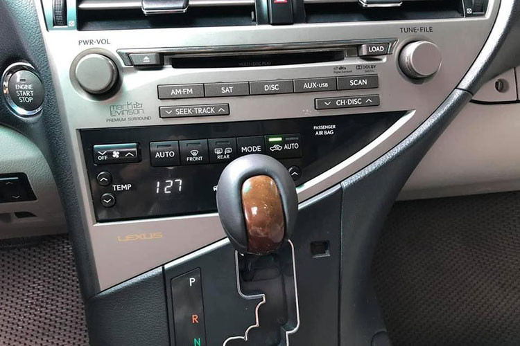 Mẫu SUV hạng sang này cũng được trang bị những hệ thống an toàn cao cấp như hệ thống chống bó cứng phanh ABS, hệ thống phân bố lực phanh điện tử EBD, hỗ trợ phanh gấp BA, hệ thống cân bằng điện tử, hệ thống kiểm soát lực kéo, hệ thống an toàn trước va chạm, hệ thống cảnh báo áp suất lốp và 6 túi khí.