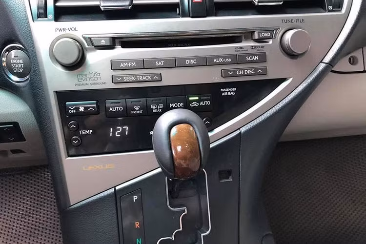 Mẫu SUV hạng sang này cũng được trang bị những hệ thống an toàn cao cấp như hệ thống chống bó cứng phanh ABS, hệ thống phân bố lực phanh điện tử EBD, hỗ trợ phanh gấp BA, hệ thống cân bằng điện tử, hệ thống kiểm soát lực kéo, hệ thống an toàn trước va chạm, hệ thống cảnh báo áp suất lốp và 6 túi khí.