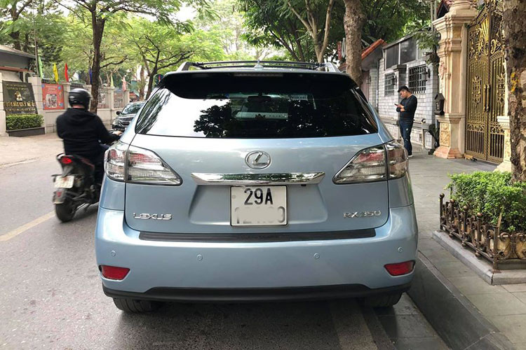 Mặc dù đã có hơn 10 năm tuổi, chiếc Lexus RX350 này vẫn được trang bị cụm đèn pha với hệ thống thích ứng, tự động điều chỉnh góc chiếu sáng khi vào cua cũng như tự động cân bằng góc chiếu tránh chói mất xe ngược chiều. Đuôi xe với cản sau lớn vùng các chi tiết liền lạc, "dàn chân" được trang bị mâm hợp kim đa chấu cỡ 19 inch.