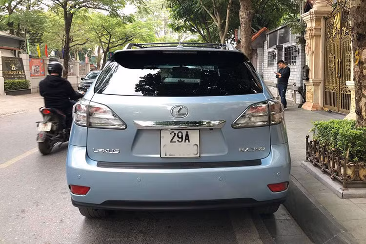 Mặc dù đã có hơn 10 năm tuổi, chiếc Lexus RX350 này vẫn được trang bị cụm đèn pha với hệ thống thích ứng, tự động điều chỉnh góc chiếu sáng khi vào cua cũng như tự động cân bằng góc chiếu tránh chói mất xe ngược chiều. Đuôi xe với cản sau lớn vùng các chi tiết liền lạc, "dàn chân" được trang bị mâm hợp kim đa chấu cỡ 19 inch.