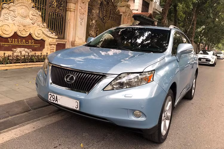 Ra mắt vào thời điểm năm 2010, xe sang Lexus RX350 tại Việt Nam có giá khoảng 3 tỷ đồng. Tuy nhiên sau khoảng hơn 10 năm sử dụng, những chiếc RX350 đời này vẫn được rao bán lại với giá tới 1,2 tỷ đồng. Nhiều xe đi ít thậm chí vẫn còn có giá ở mức 1,5 đến gần 2 tỷ đồng.