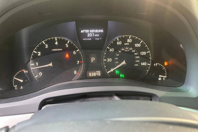 Hàng ghế trước có thể chỉnh điện 8 hướng cả ghế lái và ghế hành khách, đồng thời hàng ghế trước cũng được nâng cấp sưởi và làm mát. Ghế lái có thêm bộ nhớ 3 vị trí tiện nghi hơn. Các trang bị nâng cấp nội thất còn có hệ thống âm thanh Mark Levinson 15 loa công suất 330 watt, có thêm kết nối Bluetooth, USB.